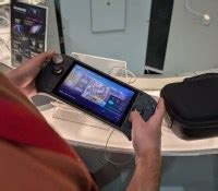 On a pris en main la future star des consoles portables .